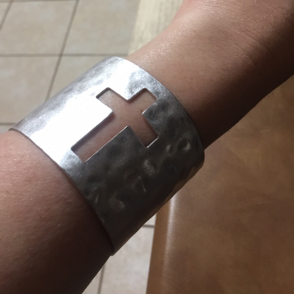 Cross cuff